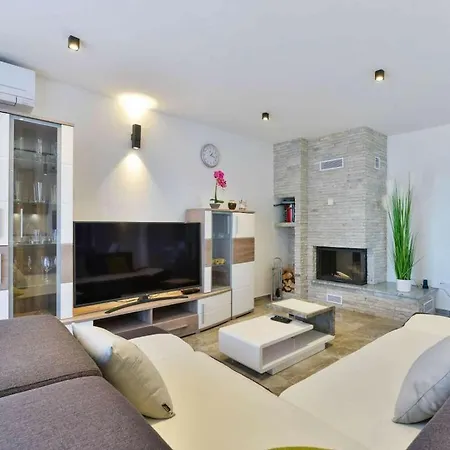Modern Futura With Pool