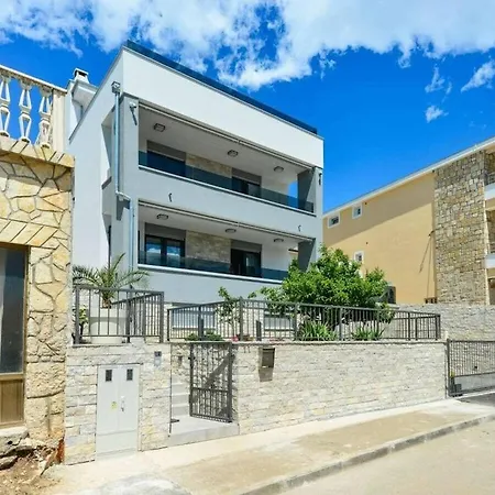 Modern Futura With Pool Villa