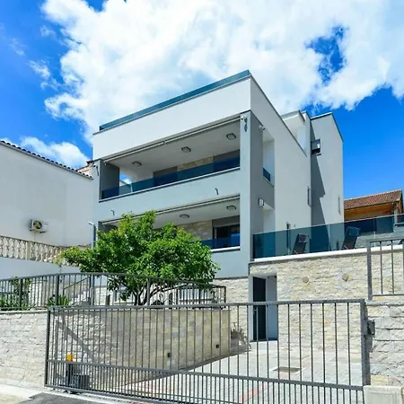 Modern Futura With Pool *