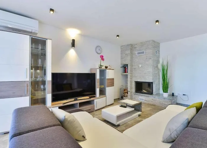 Modern Futura With Pool